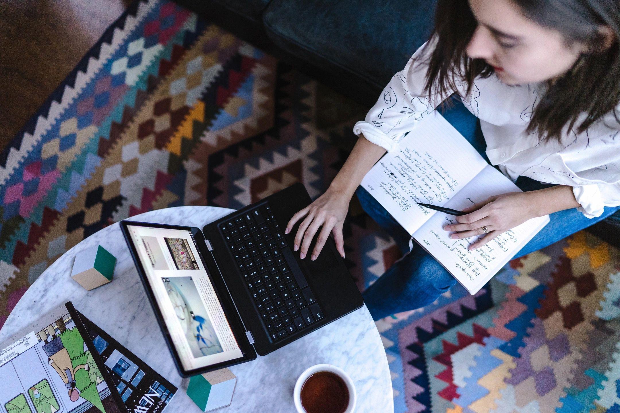 Frau mit Computer und Tagebuch